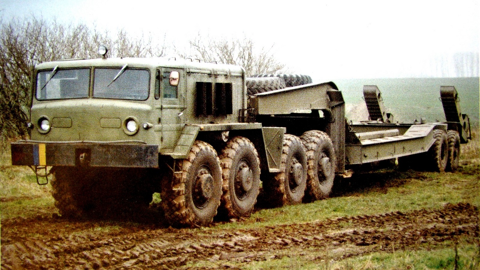 Тягач МАЗ-537 с двухосным полуприцепом МАЗ-5247Г в армии Украины (из архива J. Vollert)
