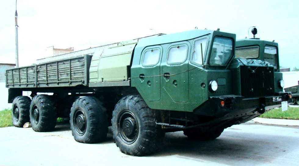 Автомобиль-тягач МАЗ-7313 двойного назначения в Советской армии (фото автора)