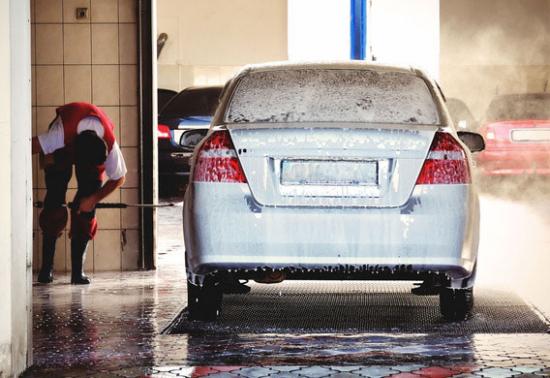 Мытье машины в гараже