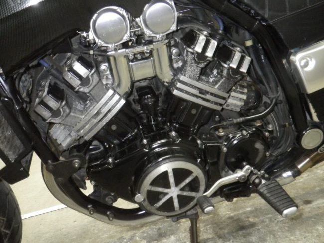 Четырехцилиндровый двигатель на мотоцикле Yamaha V-max 1200