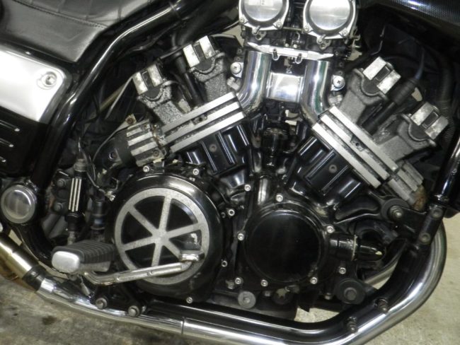 Вид на двигатель байка Yamaha V-max 1200 со стороны педали тормоза