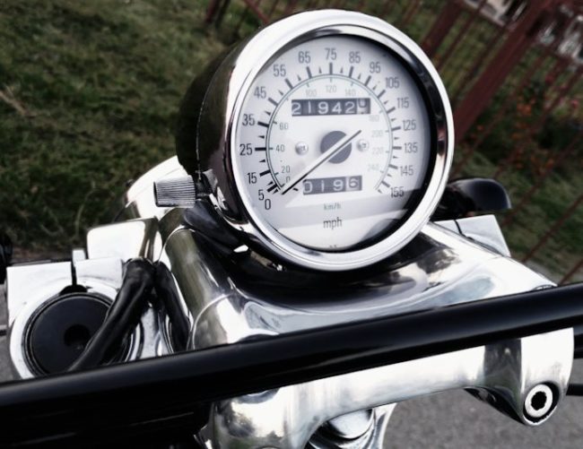 Стрелочный спидометр на руле мотоцикла Yamaha V-max 1200 американской версии