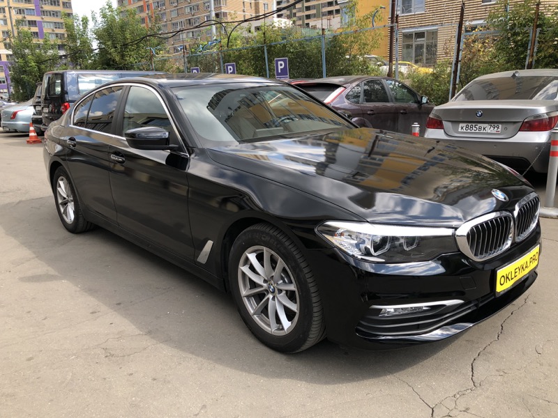 Оклейка авто BMW 520 черным глянцем в Москве