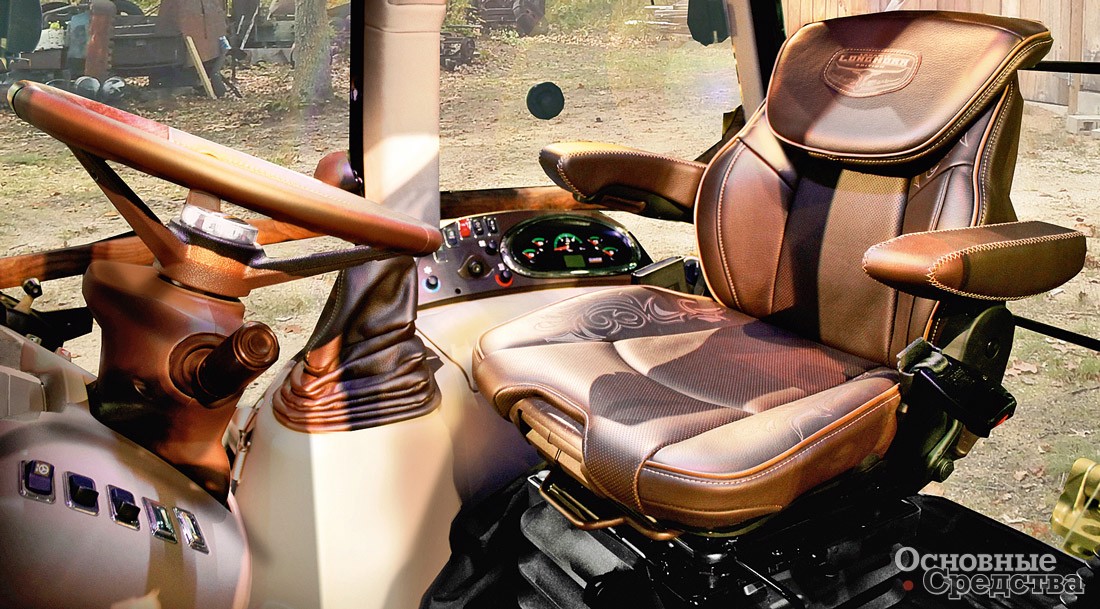 В кабине экскаватора-погрузчика Case 580 Super N Wide Track великолепная обзорность, удобное кресло оператора, звуко- и пылеизоляция