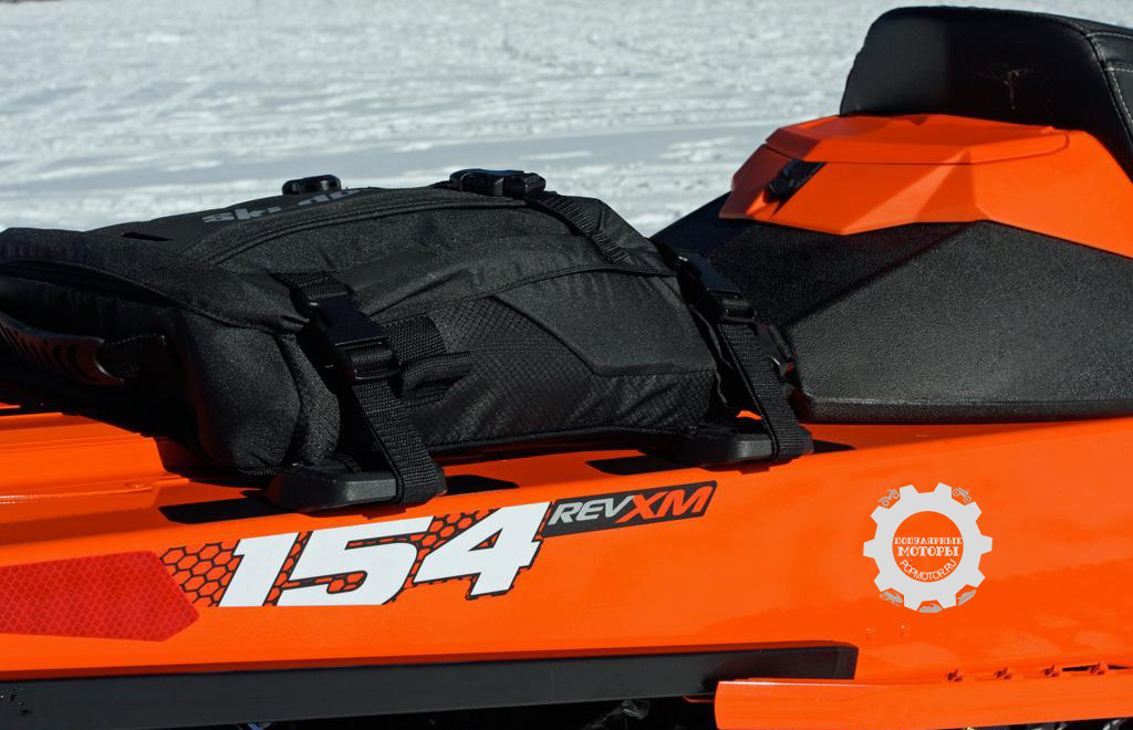 Те, кому нужно перевозить на снегоходе много инструментов и вещей, могут установить дополнительную багажную полку.