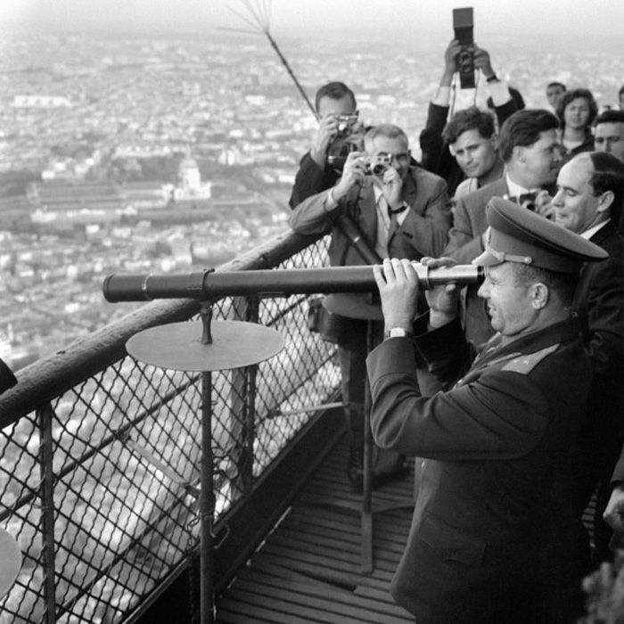 Юрий Гагарин смотрит в телескоп с вершины Эйфелевой башни, Париж, 28 сентября 1963 года