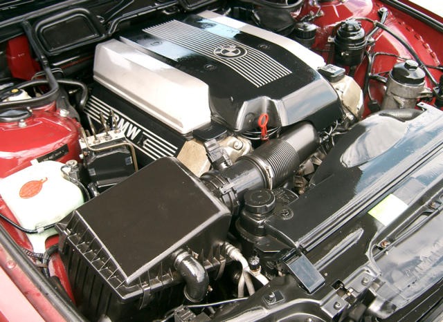 На фото двигатель M62TUB44 с электронной дроссельной заслонкой и Double-Vanos.