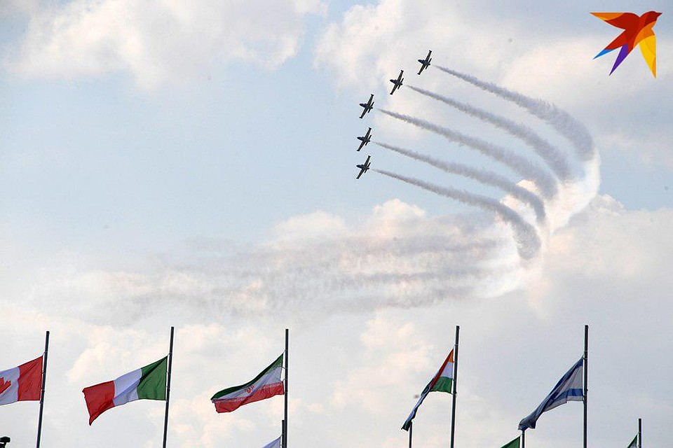 В летной программе принимало участие рекордное количество пилотажных групп Фото: Владимир ВЕЛЕНГУРИН