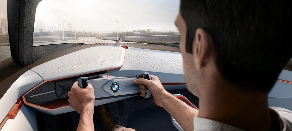 водитель BMW Vision Next 100