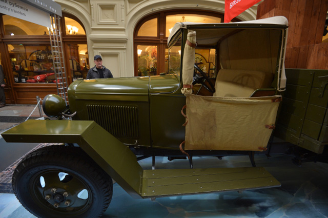 Автомобиль ГАЗ-АА на открытии исторической выставки автомобилей марки ГАЗ Герои своего времени в столичном ГУМе