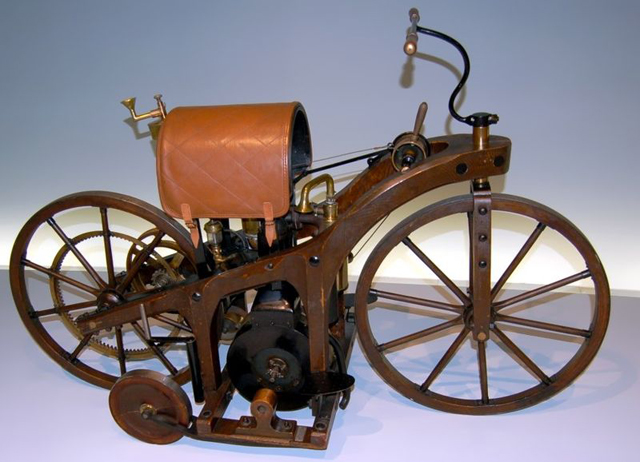 Мотоцикл Даймлера с ДВС 1885 года.