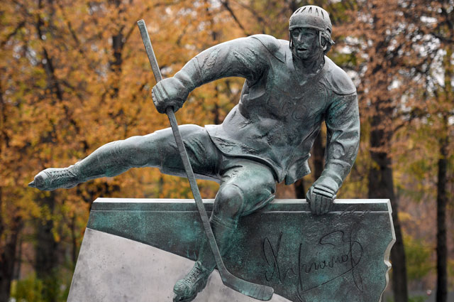 Памятник советскому хоккеисту, двукратному олимпийскому чемпиону Валерию Харламову на территории олимпийского комплекса «Лужники» в Москве.