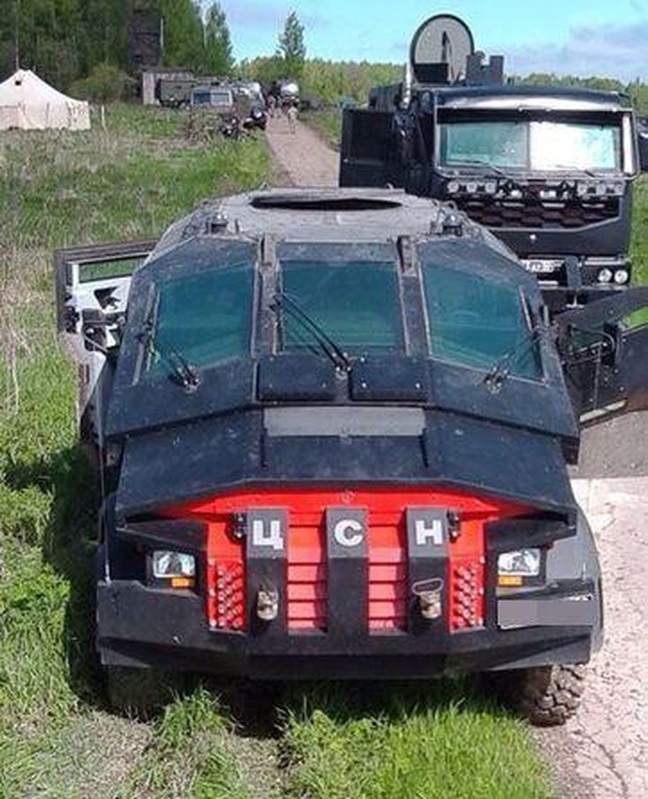 ​Бронеавтомобиль "Каратель". На заднем плане – бронегрузовик "Викинг" bmpd.livejournal.com - Бронеавтомобили особого назначения 