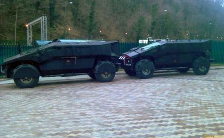 ​На фото изображены два бронеавтомобиля с некоторыми отличиями, что позволяет сделать предположение о существовании нескольких прототипов "Карателя" bmpd.livejournal.com - Бронеавтомобили особого назначения 