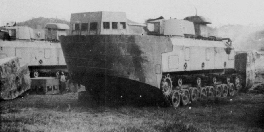 ​Японский плавающий танк Тип 3 «Ка-Чи». В производстве с 1943 года. Масса (с понтонами) 28 тонн, двигатель 240 л.с., скорость на суше до 32 км/ч, на плаву – до 10 км/ч. Вооружение – 47-мм пушка, два 7,7-мм пулемёта. Построено 19 машин - Армейские земноводные 