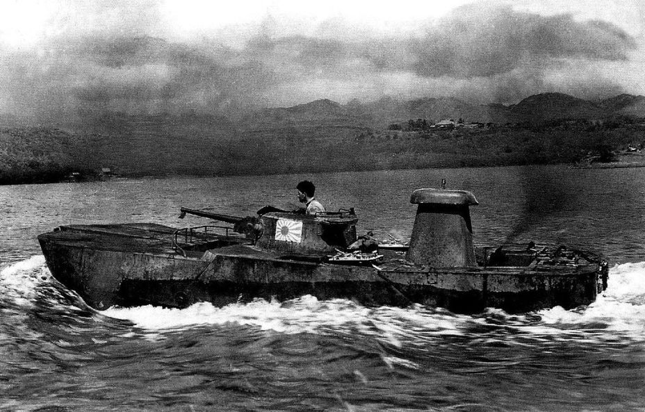 ​Японский плавающий танк Тип 2 «Ка-Ми». В производстве с 1942 года. После выхода на берег понтоны спереди и сзади тана сбрасывались – без них «Ка-Ми» плавучести не имел. Масса с понтонами 12,5 тонн, двигатель 120 л.с., скорость на суше до 37 км/ч, на плаву до 10 км/ч. Вооружение: 37-мм пушка, два 7,7-мм пулемёта. Построено 184 машины - Армейские земноводные 