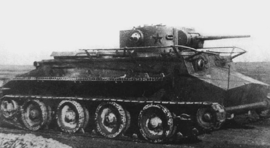 ​Советский экспериментальный плавающий танк ПТ-1. Первый прототип построен в 1932 году. Масса 14,2 тонны, двигатель 500 л.с., скорость по суше на колёсах до 90 км/ч, на гусеницах до 62 км/ч, по воде – до 6 км/ч. Вооружение: 45-мм пушка, четыре 7,62-мм пулемёта. Экипаж 4 человека - Армейские земноводные 