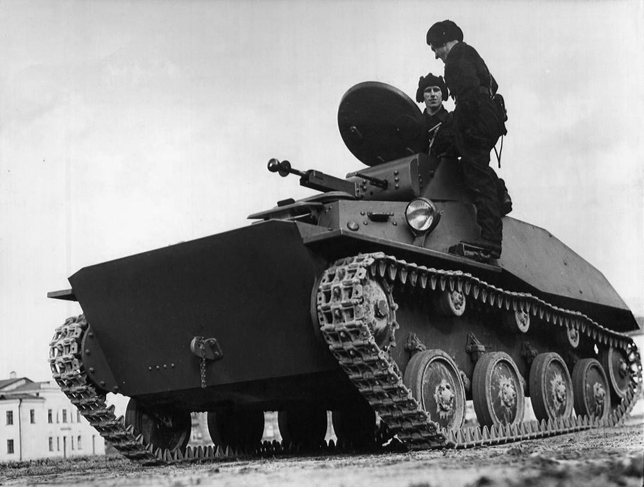 ​Советский плавающий танк Т-40. В эксплуатации с 1939 года. Масса 5,5 тонн, двигатель 85 л.с., скорость по земле до 44 км/ч, на плаву – до 7 км/ч. Вооружение – один 12,7-мм пулемёт (либо 23-мм автоматическая пушка), 7,62-мм пулемёт. Экипаж 2 человека - Армейские земноводные 