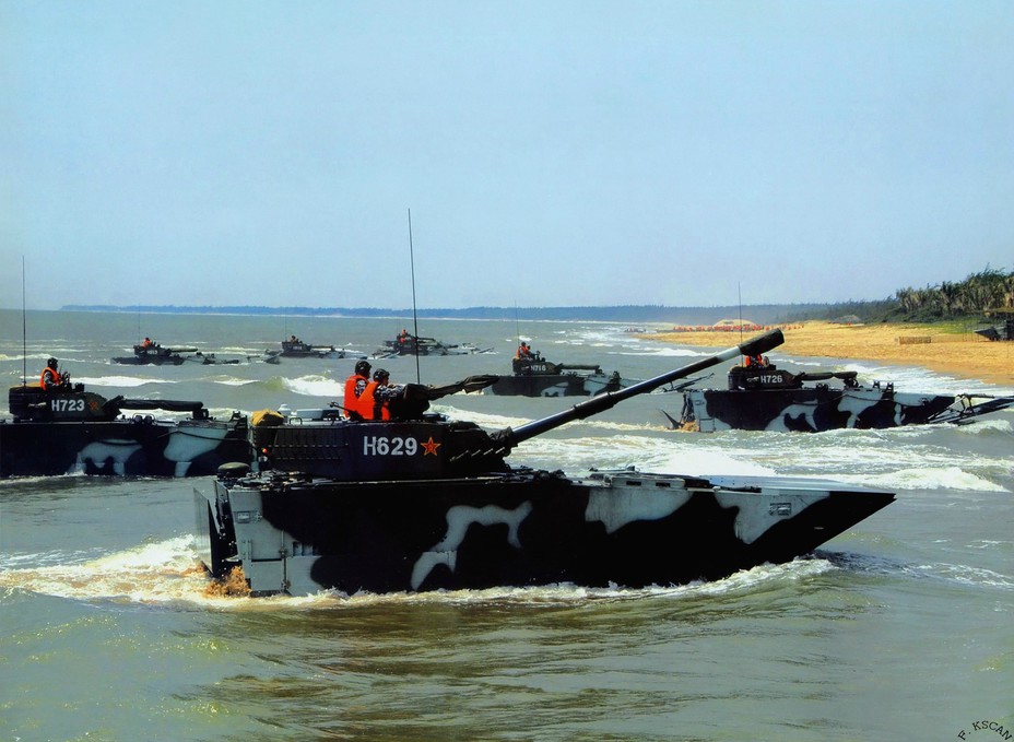 ​ZTD-05 – китайский плавающий танк (на переднем плане), представитель семейства плавающих гусеничных бронемашин ZBD2000. Масса 26 тонн, мощность двигателя: 1475 л.с. для движения по воде, 550 л.с. для движения по суше. Скорость до 40 км/ч по воде, до 65 км/ч на суше. Вооружение: 105-мм пушка, 7,62-мм пулемёт. Экипаж 4 человека - Армейские земноводные 