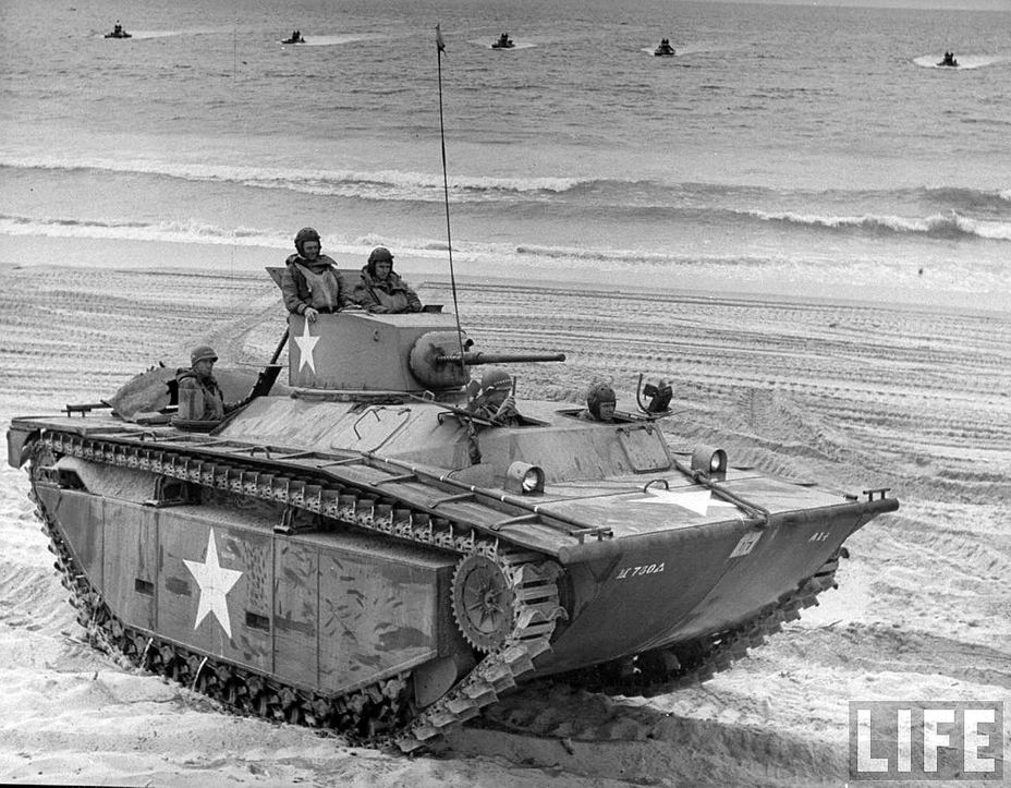 ​Американская плавающая машина огневой поддержки (плавающий танк) LVT (А)-1. В эксплуатации с 1942 года. Созданная на основе транспортёра LVT-2, эта модификация уже имела бронированный корпус и оснащалась башней от лёгкого танка M3 с 37-мм пушкой. Двигатель 262 л.с., скорость по суше до 40 км/ч, по воде до 10 км/ч. Построено 510 машин - Армейские земноводные 