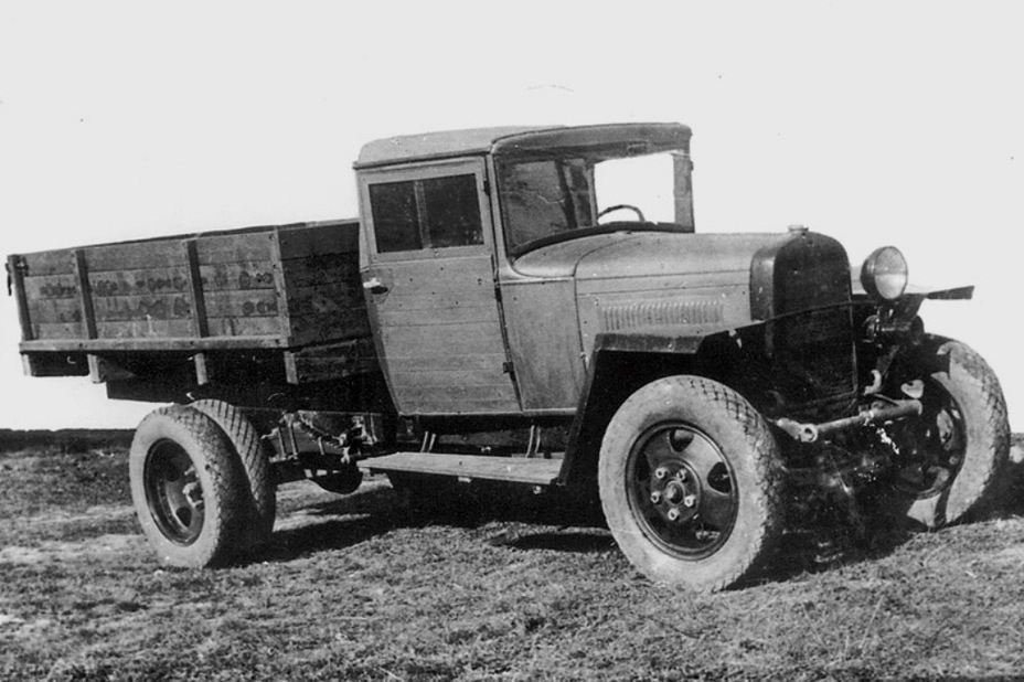 ​ГАЗ-ММ («полуторка»), СССР. Производился с 1938 по 1949 годы. На фотографии – упрощённая модификация военного времени ГАЗ-ММ-В с деревянной кабиной и одной фарой. Колёсная формула 4×2, масса 1,8 тонны, двигатель 50 л.с. Скорость до 70 км/ч. Грузоподъёмность 1,5 тонны - Рабочие лошадки Второй мировой 