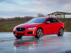 Jaguar XE S фото