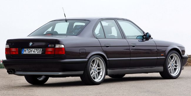 Фото легендарного BMW M5 E34