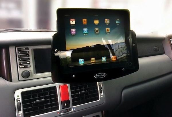 Apple iPad в автомобильном креплении