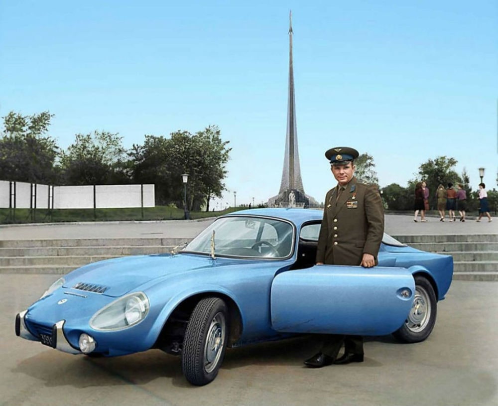 Фото: Юрий Гагарин со своей машиной