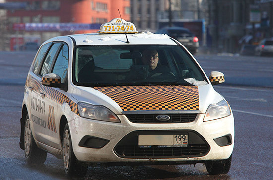 Водителям с иностранными правами запретят работать в такси