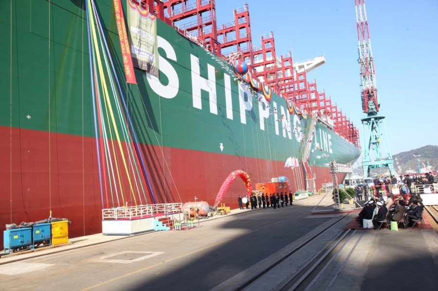 Самый длинный в мире контейнеровоз (45 фото)