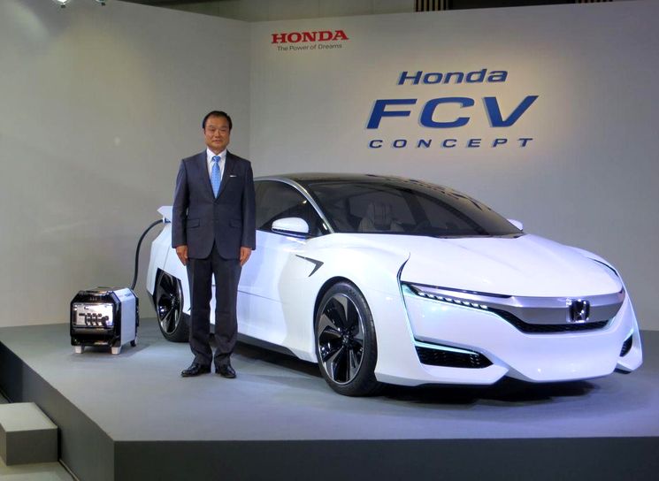 Honda FCV на водородных топливных элементах с зарядной станцией