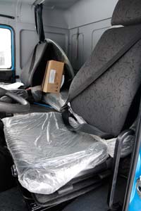 Трехточечные ремни безопасности в кабине водителя